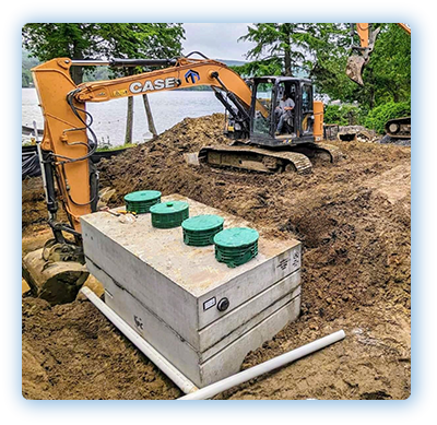 Installation d’un système septique en Estrie par les Entreprises Talbot – Travaux d’excavation à Sherbrooke avec fosse septique en béton et pelle mécanique sur un terrain riverain.