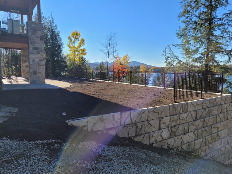 ménagement d’envergure en Estrie – Construction d’un mur de soutènement et nivellement de terrain avec vue sur un lac à Sherbrooke, réalisé par Les Entreprises Talbot.