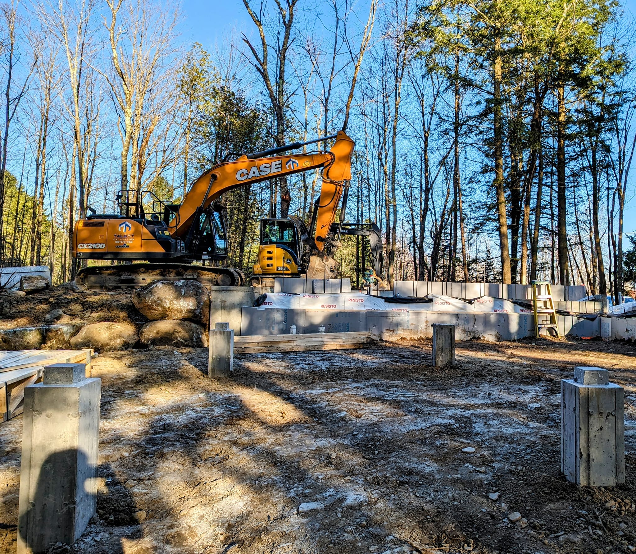 ravaux d’excavation et fondations en Estrie par les Entreprises Talbot inc – Pelle mécanique CASE en action sur un chantier de construction neuve à Sherbrooke, avec installation de semelles et murs de fondation
