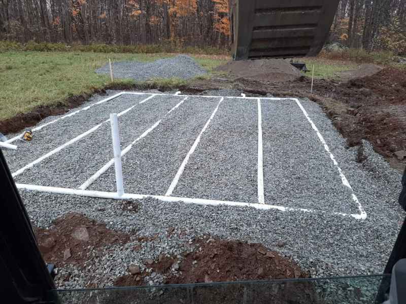 Installation d’un champ d’épuration en Estrie par les entreprises talbot inc – Mise en place du réseau de drainage pour un système septique conforme aux normes environnementales à Sherbrooke.