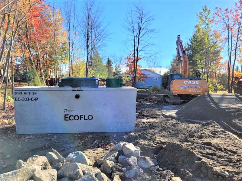 Installation d’un système septique Ecoflo en Estrie – Travaux d’excavation et mise en place d’une fosse septique écoresponsable à Sherbrooke par Les Entreprises Talbot.